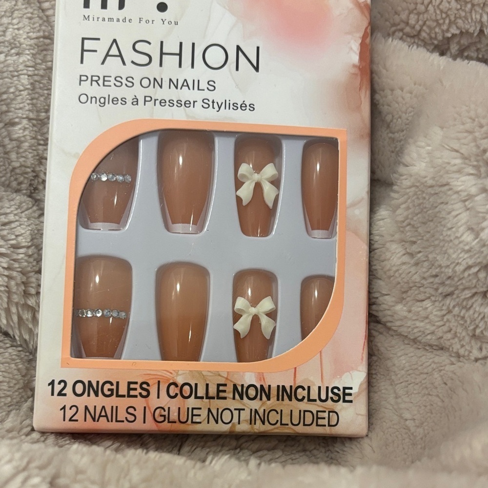 Affordable Fashion Finds Press On Nails - Nude and White